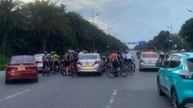 Đoàn xe đạp bao vây ô tô, đòi "hơn thua" với tài xế trên đường Võ Nguyên Giáp