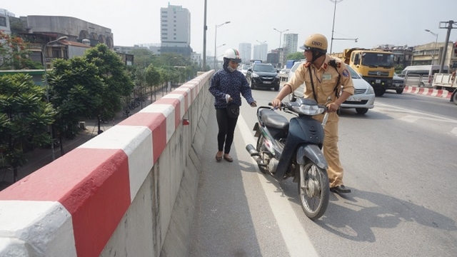 Xe máy đi vào cao tốc: Tự cho mình "khôn" và nhờn luật vì không bị phạt