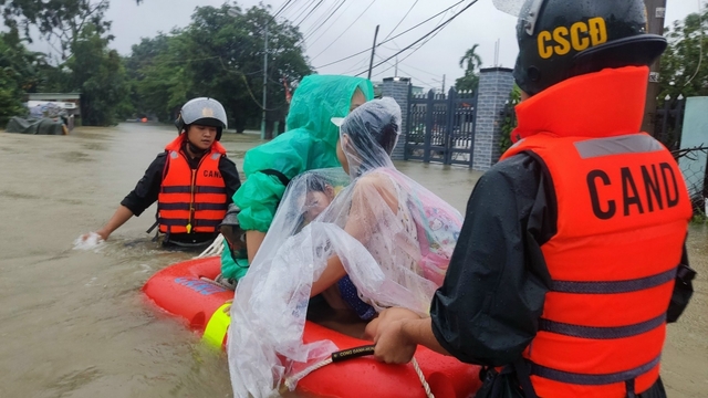 Công an Đà Nẵng suốt đêm dầm mình trong nước giúp dân