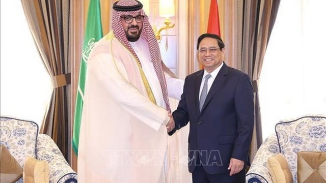 PM receives Saudi Arabia's ministers of economy-planning, human resources