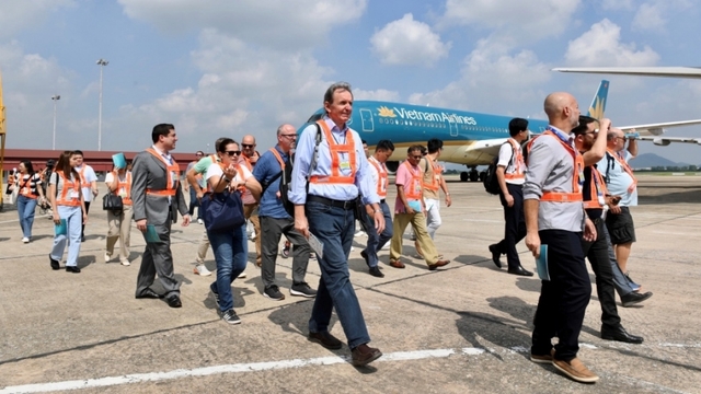 Aviation experts visit aircraft maintenance centre in Hanoi