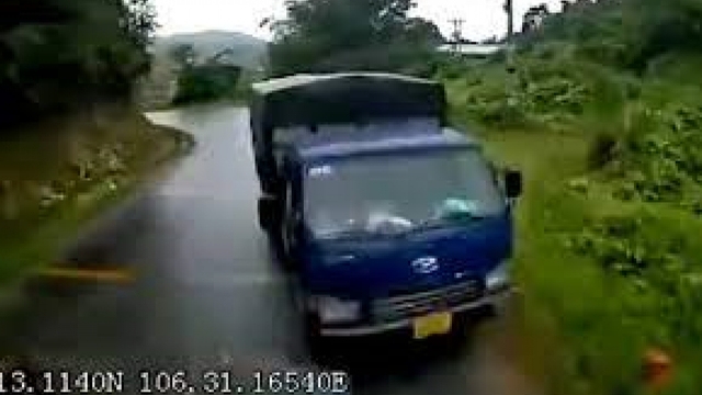 Clip: Kinh hoàng xe tải tông trực diện vào ô tô chạy ngược chiều