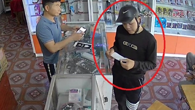 Vào cửa hàng cướp điện thoại Iphone rồi bỏ trốn vào rừng