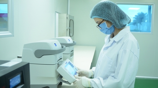Phát hiện vợ ngoại tình, người đàn ông về nhà đưa cả 3 con đi xét nghiệm ADN