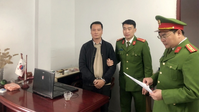 Khởi tố giám đốc công ty nhận tiền nhưng không làm thủ tục cho người đi du học