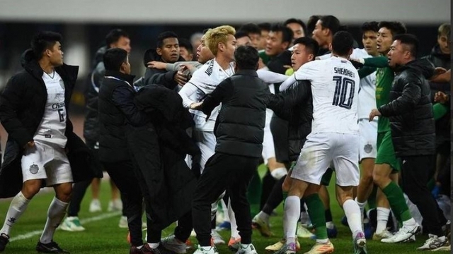 AFC ra án phạt vụ 2 đội bóng Trung Quốc và Thái Lan ẩu đả tại Cúp C1 châu Á