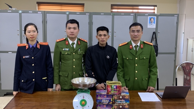 Bị bắt giữ vì mua pháo trái phép trên mạng xã hội