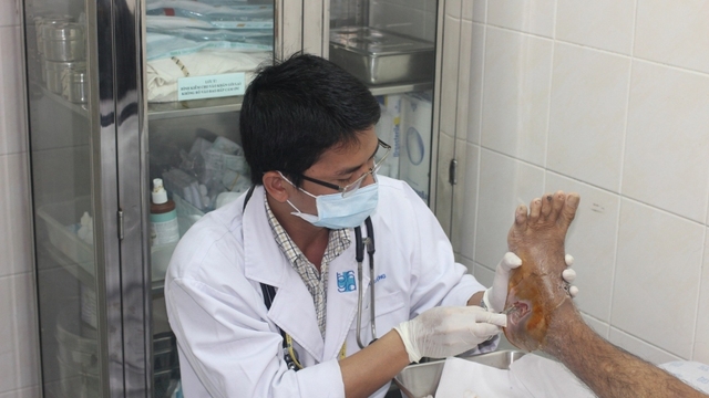Bị cắt cụt cả hai chân vì tự chữa trẹo chân