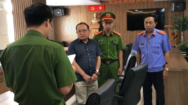Nóng 24h: Một phó giám đốc bị bắt vì mua giấy tờ giả tham gia đấu thầu