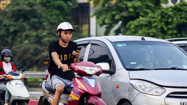 Cấm điện thoại khi lái xe: Cấm cứ cấm, dùng cứ dùng
