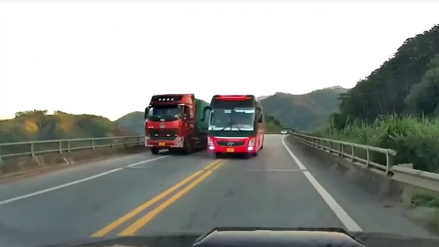 Tôi từng suýt chết vì ô tô khách hung hãn cướp làn đường