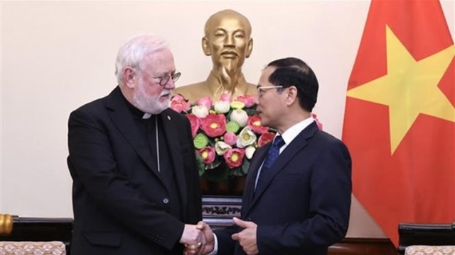 FM receives diplomat chief of the Vatican
