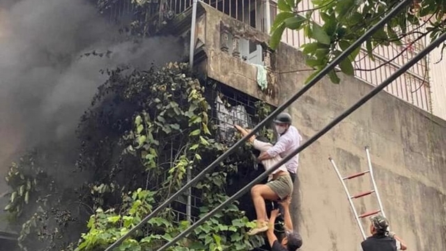 Thanh niên leo mái nhà phá lan can ban công, cõng 2 cô gái thoát khỏi đám cháy