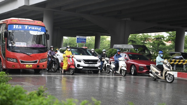 Những điều cần tránh và kinh nghiệm lái xe ô tô trong ngày mưa