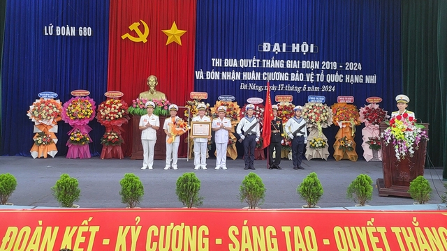 Lữ đoàn tên lửa bờ 680 đón nhận Huân chương bảo vệ Tổ quốc Hạng Nhì