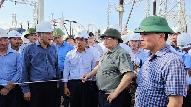Thủ tướng kiểm tra, thăm, động viên công nhân thi công Dự án Đường dây 500kV mạch 3
