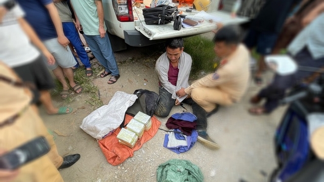 CSGT khống chế kịp thời đối tượng vận chuyển 18 bánh heroin bằng xe máy