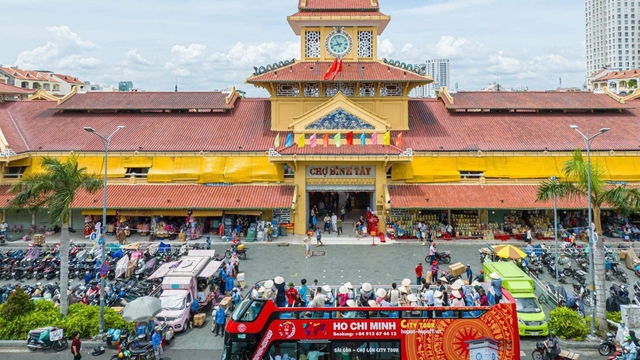 Double-decker bus service on Sai Gon-Cho Lon route officially launched
