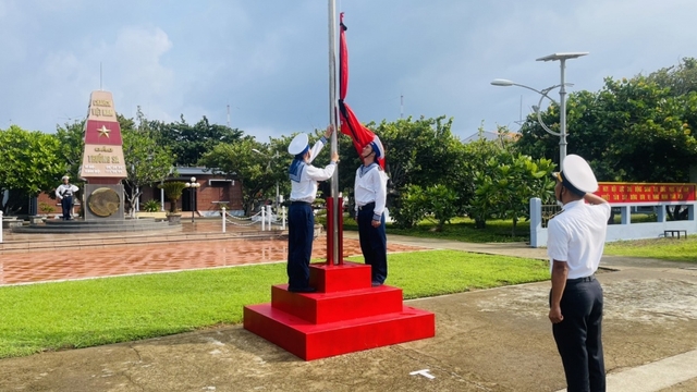 Các đảo, nhà giàn DK1, tàu trực trên biển treo cờ rủ tưởng nhớ Tổng Bí thư Nguyễn Phú Trọng