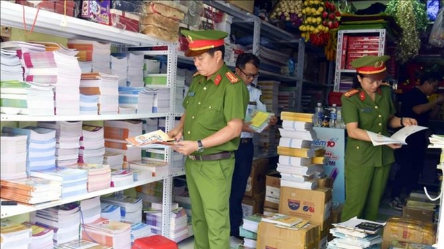 Phát hiện hai cửa hàng văn phòng phẩm ở Quảng Bình bán sách, vở giả
