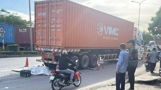 Va chạm với xe container, hai thiếu niên tử vong tại chỗ