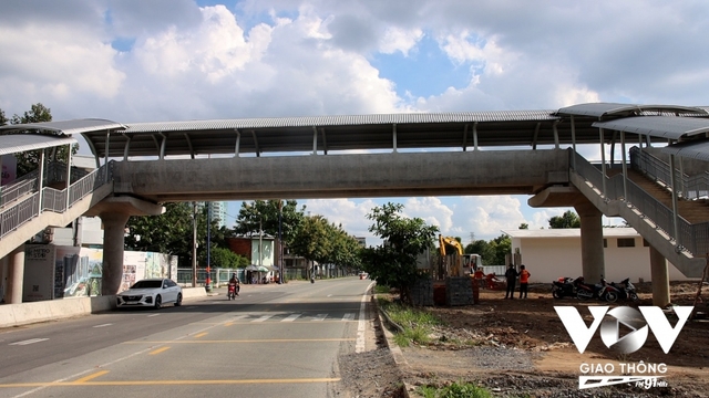 Đẩy nhanh tiến độ hoàn thành 9 cầu bộ hành nối ga Metro Bến Thành - Suối Tiên