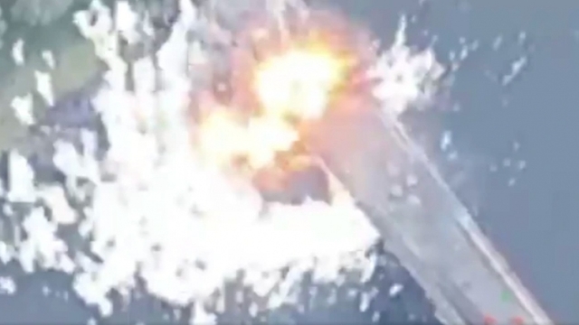 Khoảnh khắc Ukraine dùng rocket đánh sập cây cầu chiến lược ở tỉnh Kursk