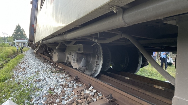 Thông tuyến đường sắt Bắc - Nam sau sự cố tàu SE2 trật bánh ở Thừa Thiên Huế