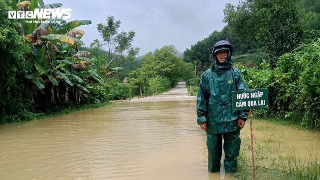 Mưa lớn dồn dập, nước lũ nhấn chìm nhiều cầu tràn ở huyện miền núi Hà Tĩnh