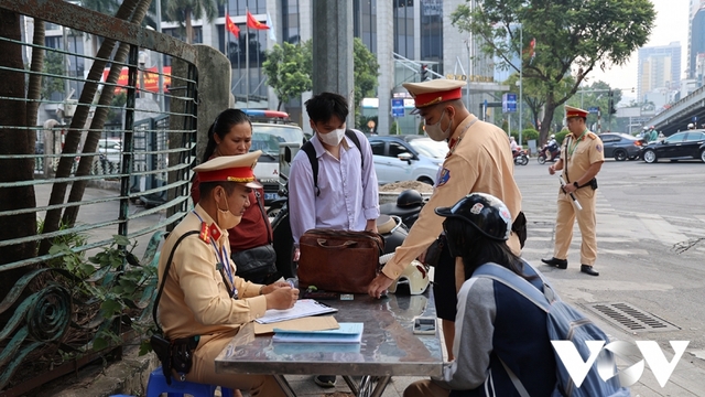 Bị CSGT xử phạt vì "học theo người lớn" đi ngược chiều