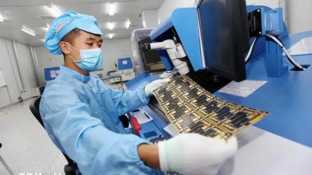 Vietnam sees opportunities to attract investments in electronics support industries