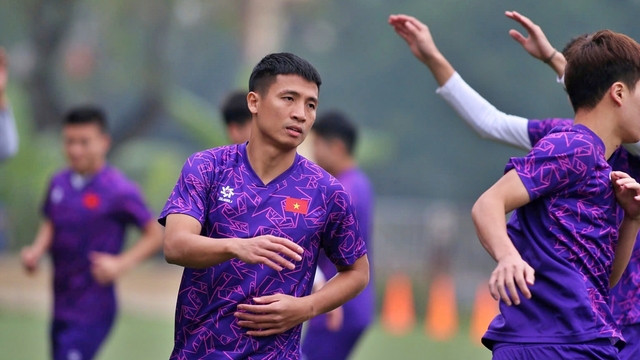“Hòn đá tảng” của ĐT Việt Nam khen Lào, tự tin hóa giải cú ném biên của Indonesia