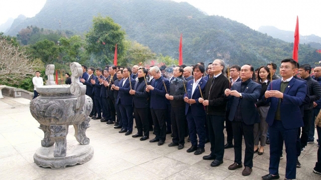 Lãnh đạo Tập đoàn Đèo Cả dâng hương Bác tại Khu di tích Quốc gia Đặc biệt Pác Bó