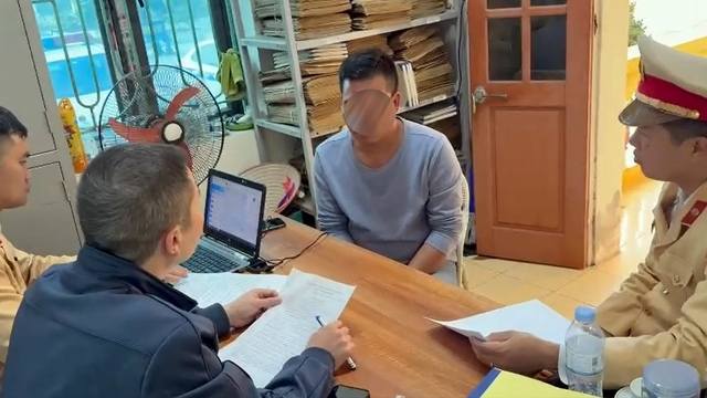 Công an làm việc với ông bố "giao ô tô" cho con trai 12 tuổi cầm lái