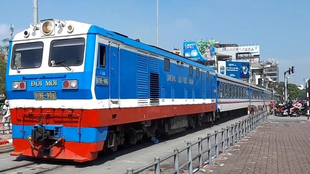 Hàng không, đường sắt tăng chuyến phục vụ Tết, giá vé máy bay vẫn “kịch trần”