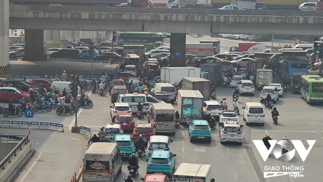 Sau 3 ngày tổ chức lại, “điểm nóng“ ùn tắc ở Thanh Xuân vẫn chưa "hạ nhiệt"