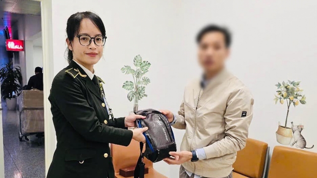 An ninh hàng không Nội Bài hỗ trợ khách tìm lại 500.000 Yên Nhật