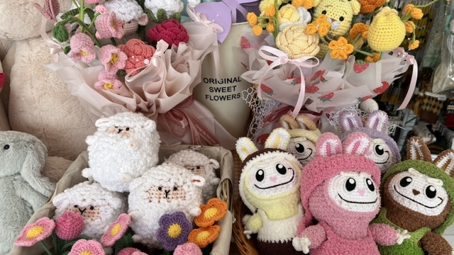 Bustling Valentine’s Day gift market