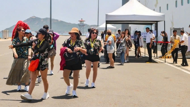 Nearly 1,000 foreign tourists arrive in Khanh Hoa aboard Star Navigator