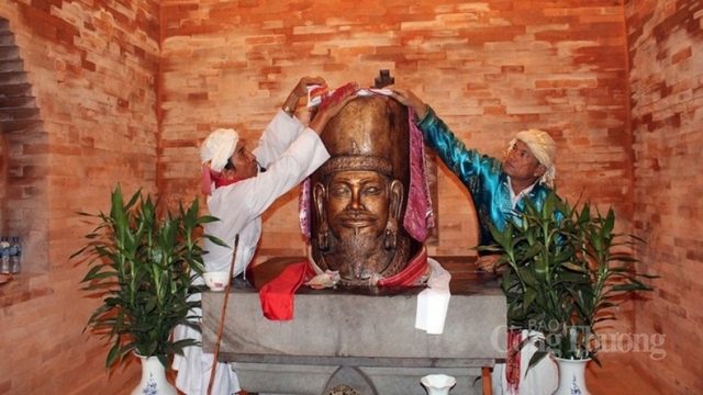 Palanquin procession, tower-opening ceremony of the Cham