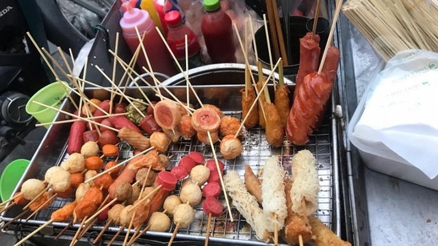 Bộ Y tế cảnh báo nguy cơ tiềm ẩn từ nướng “xiên bẩn”