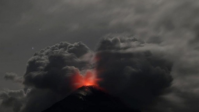Núi lửa phun trào, Indonesia ban bố tình trạng khẩn cấp 14 ngày