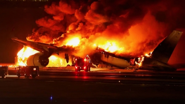 Video: Máy bay lao đầu xuống đường cao tốc, bốc cháy dữ dội