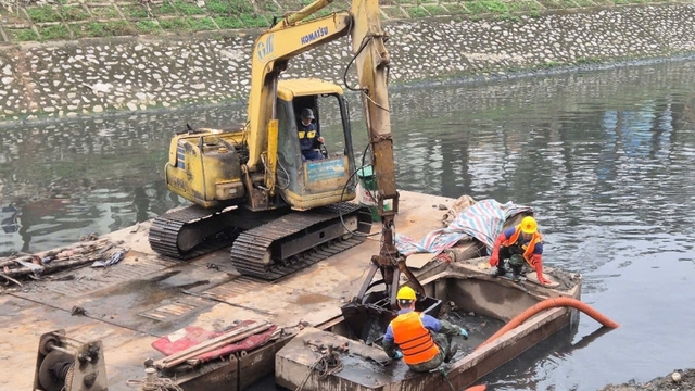 Sẽ nạo vét khoảng 50.000 m3 bùn dưới lòng sông Tô Lịch