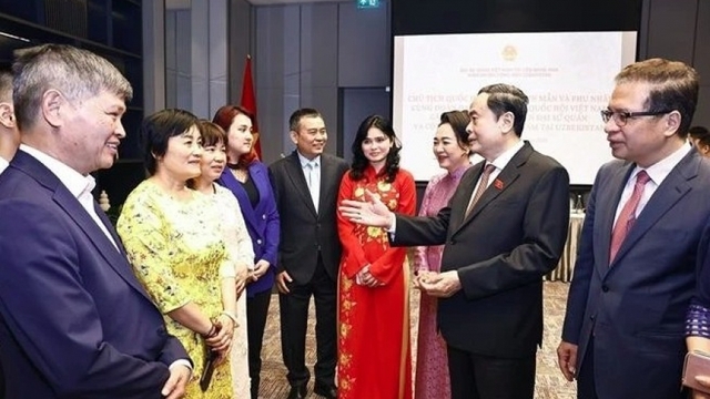 Top legislator meets with Vietnamese community in Uzbekistan