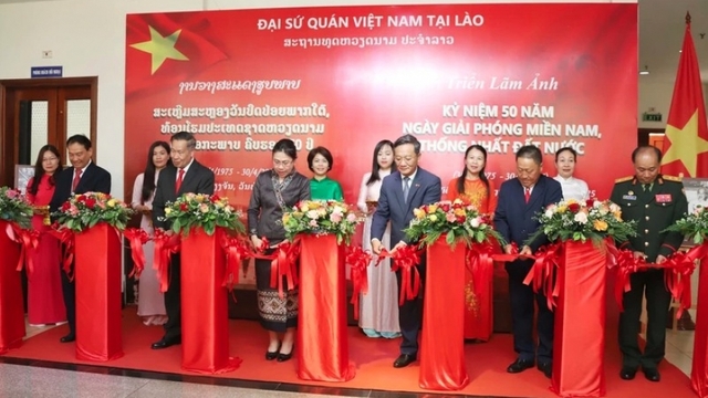 Photo exhibition in Laos highlights Vietnam’s April 30 victory
