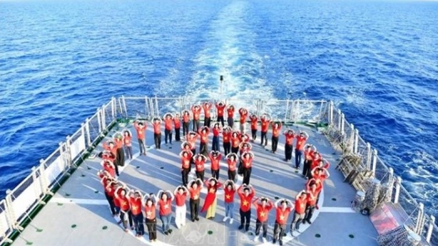 Great solidarity voyage brings OVs to Truong Sa, DK1 platforms
