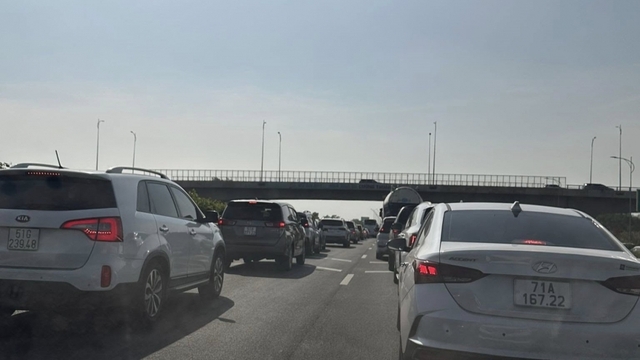 Cao tốc hướng về TP.HCM "nghẹt thở" sau lễ Giỗ Tổ