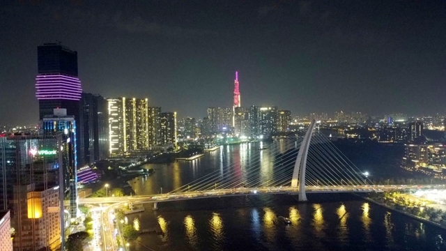 Ai xử phạt hành vi sử dụng đèn quá sáng gây ảnh hưởng người đi đường?