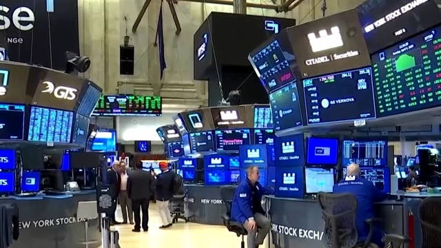 Chứng khoán tăng điểm, giá vàng phi mã sau khi ông Trump hoãn áp thuế